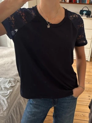 T-shirt med spets - Så snygg T-shirt från jaqueline de yong med spets😍 står L men skulle mer säga m/s