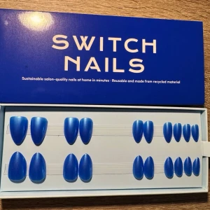Blå mandelformade press-on naglar - Snygga press-on naglar från Switch Nails i modellen 'Too Blue to be True'. Naglarna har en intensiv blå färg och mandelform (short). Tillverkade av återvunnet material för en hållbar look. Perfekt för dig som vill ha salongskänsla snabbt.