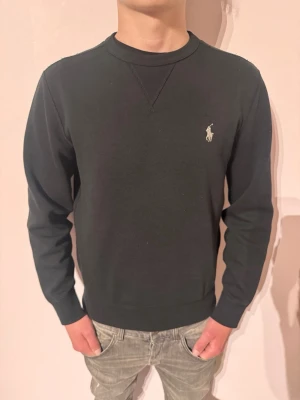 Ralph Lauren Sweatshirt  - | Skick: 10/10 (Kvitto finns) | Färg: Svart | Modell: 174cm 58kg | Vad inkluderas: Kvitto och Tröjan | Nypris: 1650kr |