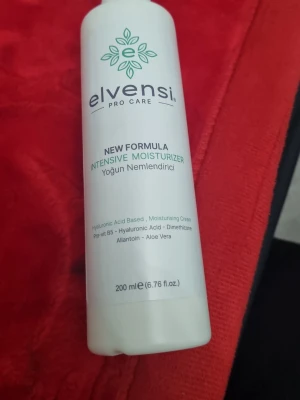 Elvensi Intensive Moisturizer 200 ml - Elvensi Pro Care Intensive Moisturizer är en återfuktande kräm med hyaluronsyra, aloe vera och allantoin. Kommer i en vit plastflaska på 200 ml med grön logga och text. Perfekt för dig som vill ha extra fukt och vård till huden.