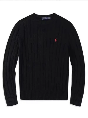Svart kabelstickad halsduk Polo Ralph Lauren - Kabelstickad svart halsduk från Polo Ralph Lauren. Klassisk design med diskret struktur och mjukt material som känns lyxigt. Perfekt accessoar för att höja din outfit och hålla dig varm under kyliga dagar.