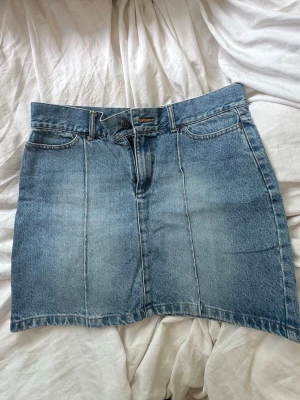 kort jeans kjol - kort jeans kjol, TROR den är ifrån h&m i storlek 36 eller 38!