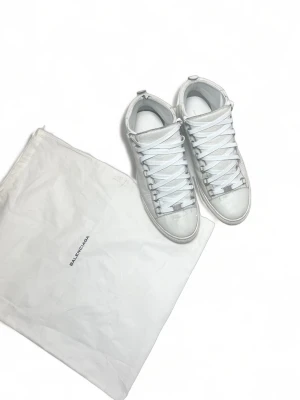 Balenciaga arena - Vita Arenas i mycket bra skick. Storlek 42 men passar som 45. Snygg läder creasing. Skriv i dm om intresserad eller har frågor. Kan även skicka mer bilder samt mått, säg till om intresserad