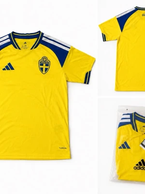 Sverige Vm tröja 2026, Unisex Storlek S - Gul matchtröja från Adidas med Sveriges landslagsemblem på bröstet och blå detaljer på axlar och ärmar. Tillverkad i lätt och ventilerande material med Climalite-teknologi. Perfekt för fotboll eller att bära som supporter.
