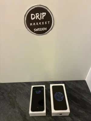 iPhone 6, 16 gb silver från Apple - Säljer en stilren iPhone 6 i silver med 16GB lagring. Telefonen har en klassisk rundad form, metallbaksida och svart framsida. Levereras i originalkartong och orginal laddare. Perfekt för dig som vill ha en smidig och pålitlig smartphone från Apple till billigare pris 