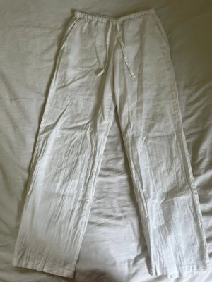 Linne byxor - Linne byxor från gina Tricot som har använts 1 gång men väldigt sköna!