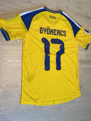 Sverige matchtröja Gyökeres 17 Adidas - Tja! Säljer en helt ny Sveriges VM 2026 Gyökeres #17 Player Version T-shirt.                                                              Det är som sakt Player Version, så den har sjuka detaljer! 🤩.                                                                                  Storleken Är Medium, och jag skickar inom 24 Tim💨🤩 hör av dig!