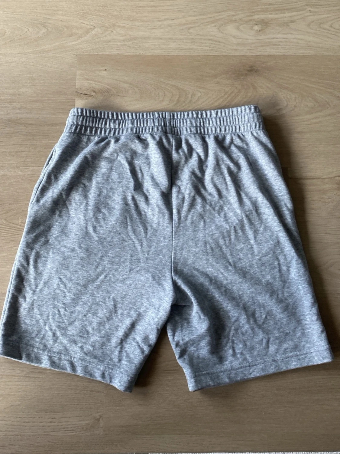 Grå mjukisshorts med snörning - 1