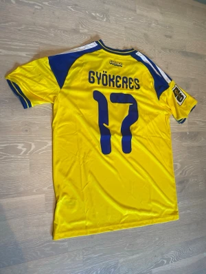 Sverige fotbollströja Gyökeres #17 - Tja! Säljer en helt ny Sveriges VM 2026 Gyökeres #17  T-shirt.                                                                     Den är helt ny , så den har sjuka detaljer! 🤩.                                                                                  Storleken Är Medium, och jag skickar inom 24 Tim💨🤩 hör av dig!