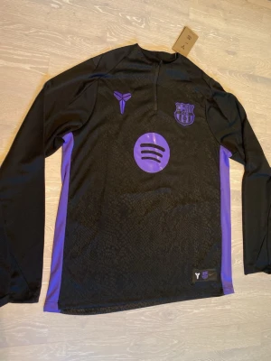 Svart och lila FC Barcelona Träningshirt - Tja! Säljer ett par helt nya FC Barcelona träningshirt. Storleken är Medium och kvaliteten är precis som ny. Priset kan diskuteras och skickar inom 24 Tim ☺️💨