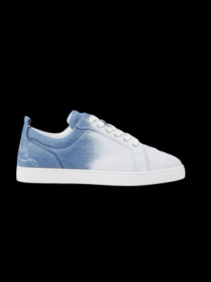 Christian Louboutin Fun Louis Junior denim sneakers - Snygga sneakers i blått och vitt denimtyg från Christian Louboutin med vit sula och den ikoniska röda undersidan. Skon har vita skosnören och diskret Louboutin-signatur på sidan. Perfekt för dig som vill sticka ut med stilrena detaljer.