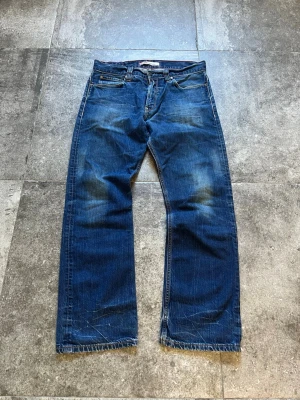 Vintage Flared Levi’s 506 Jeans - tjääääna! nu säljer jag dessa helt otroliga levis 506or i strlk 31/32🫡 washen på dessa är något av det vackrare man har sätt på denna modell👏 de är perfekt för dig som vill ha en lite lösare byxa med en mindre flare🏹 tveka inte på att skriva ifall du har frågor😉