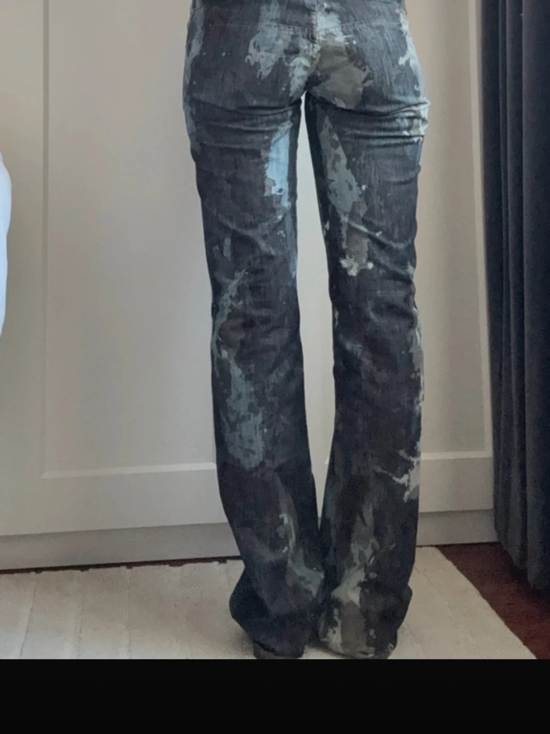 Gråa bootcut jeans med bleach-effekt - 5