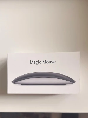 Apple Magic Mouse svart - Tja, säljer denna Magic Mouse från Apple då den inte kommit till användning. Har aldrig använt den då jag själv inte äger någon produkt som musen används till. Tveka inte på att ställa frågor eller prisförslag! 