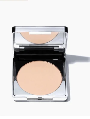 Caia soft focus powder translucent  - I färgen translucent. Endast testad 1 gång så i princip helt ny! 