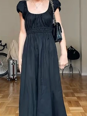 Svart långklänning med smockliv HM - Fin klänning från H&M, endast använd 1 gång så jättebra skick. Stretching så passar XXS-XS och originalpris 349 kr🤍 OBS inte mina bilder men samma klänning, skriv privat för egan 