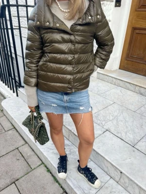 Olivgrön dunjacka med hög krage - As snygg eftertraktad Herno jacka. Perfekt till sommarkvällar eller på hösten/vintern. Nypris ligger på ca 5100! Köpte i butik förra året och har använt jackan max 5 gånger. 