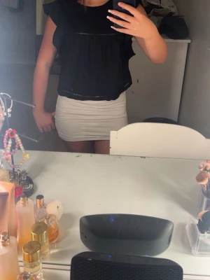Svart blus 🖤 - Säljer en svart blus, Toppen är croppad och har en lös passform med fina söm- och håldetaljer. Perfekt för dig som gillar en enkel men ändå söt stil.