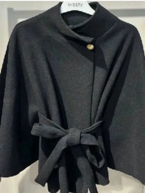 Svart cape-kappa från Missay - Stilren svart cape-kappa från Missay. Inte als använd mycket❤️