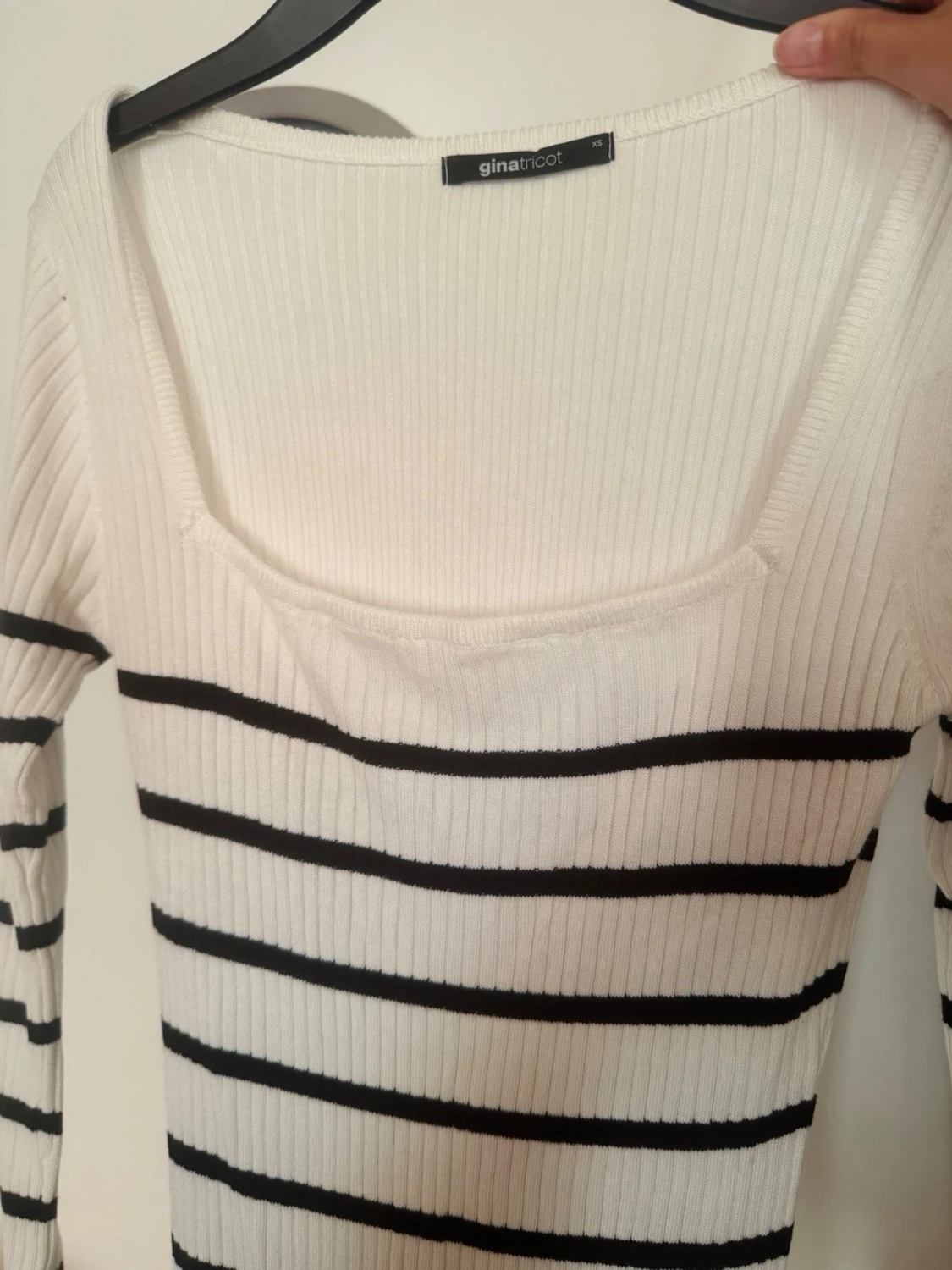 Vit ribbad långärmad klänning från Gina tricot  - 2