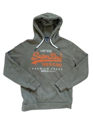 Superdry hoodie M - Säljer denna as feta superdry Hoodien i storlek M.  Nypris ca 900  As fet färg och skicket är jätte fint!!