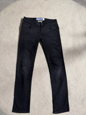 Jacob cohen jeans  - Tjena säljer nu dessa Jacob Cohen jeans i storlek 31. Jeans är i mycket bra skick! Modellen är Nick (slim fit). Hör av er vid fler frågor och funderingar!
