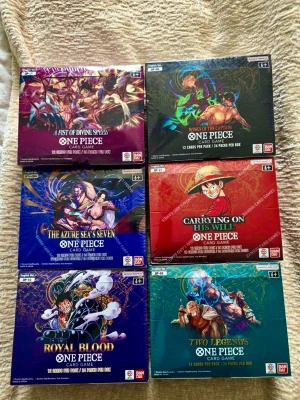One Piece TCG boosterboxar x6 - Säljer ett riktigt fint paket med 6 stycken helt förseglade (Factory Sealed) Booster Boxar från One Piece Card Game. Alla boxar är på eng, i absolut nyskick och har kvar sin originalplast. Perfekt för samlaren eller för dig som vill hålla i ett episkt box-opening-maraton! ​Följande boxar ingår: ​1x Wings of the Captain (OP-06) ​1x Two Legends (OP-08) ​1x Royal Blood (OP-10) ​1x OP-11 Booster Box ​1x OP-13 Booster Box ​1x The Azure Sea's Seven (OP-14) ​Paketpris: 14 000 kr. Kan hämtas i Järfälla
