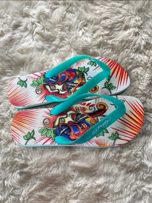 ed hardy flip flops  - fina turkosa sandaler uppskattar storleken som 37/38