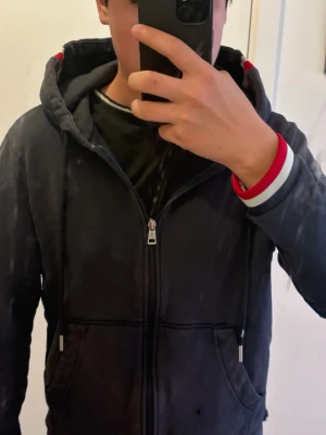 Moncler zip up hoodie - Mörkblå moncler zip up hoodie som passar fint för dom som vill vara mer stilig och fin klädd. Den är för liten för mig men nästan inte och jag är 174 så jag skulle recomendera den till folk som är runt 165-172cm. Den har några hål och repor men inget som inte går att laga. Bra pris tycker jag. OBS! Jag kan bara mötas eftersom mina betalnings appar funkar inte :(.     STOCKHOLM!