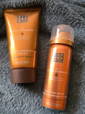 Rituals Hammam kroppsvård duo - Säljer två produkter från Rituals The Ritual of Hammam: en ultra hydrating black soap med eukalyptus och arganol (70 ml) samt en body lotion mousse med samma ingredienser (50 ml). Båda har en lyxig kopparfärgad förpackning och är perfekta för en uppfriskande kroppsvårdsrutin.