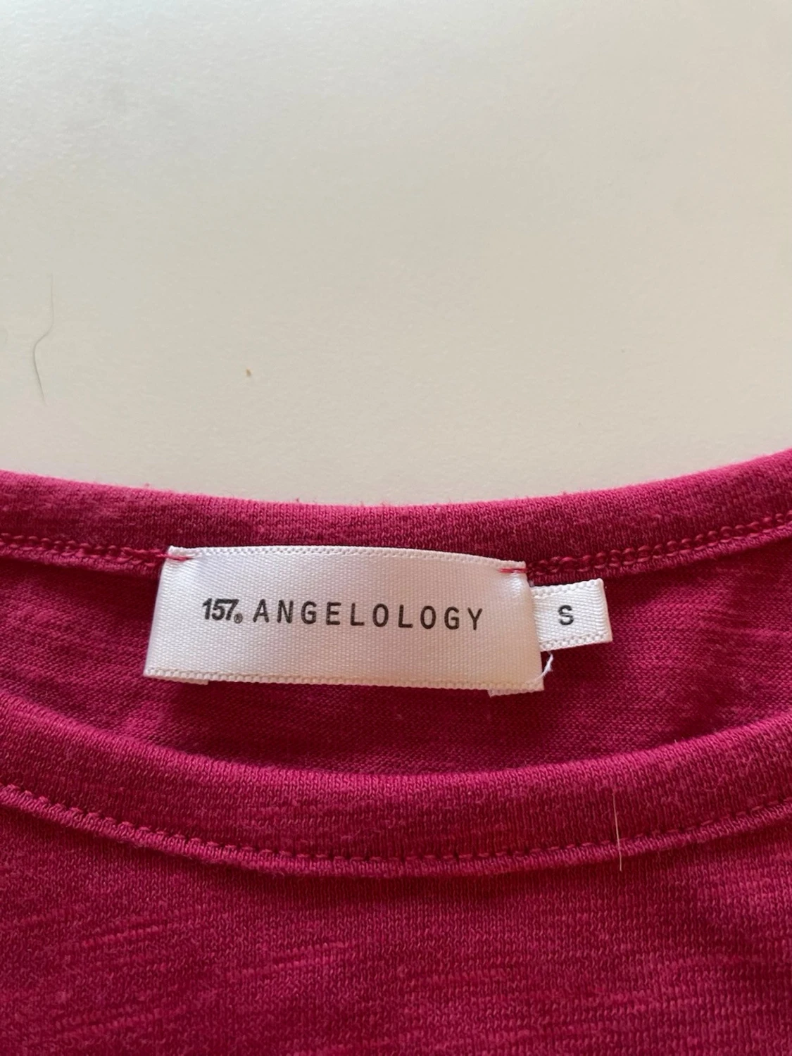 Vinröd t-shirt med volangkant - 3