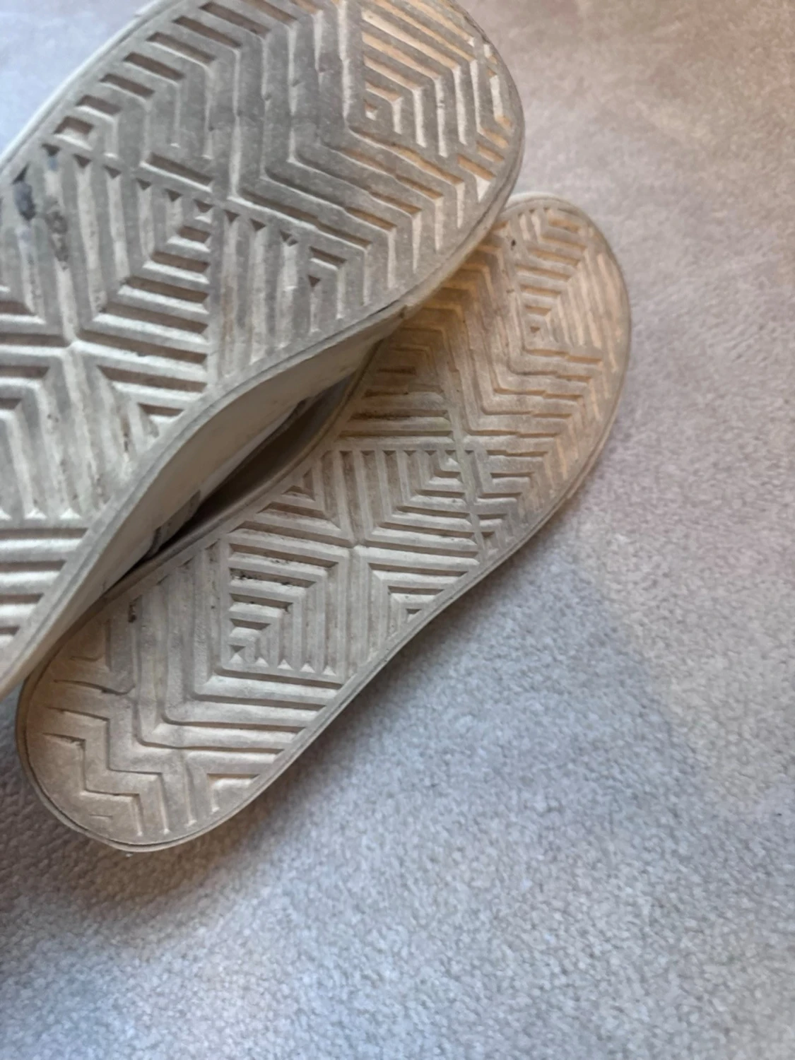 Vita sneakers med grå/beiga detaljer - 2