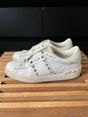 Valentino rockstud skor  - Tjena, säljer nu dessa riktigt snygga och populära valentino skorna i bra skick, inga skador eller liknande endast använda, endast skorna ingår, storlek 38, hör av er vid frågor ocy funderingar🙌🤝 