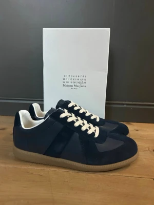 Maison Margiela Gats - Lätt används Gats från maison margiela, skit snygga i storlek 44 kommer med box och priset kan diskuteras rätt mycket då jag vill bli av med dom för att köpa andra skor 