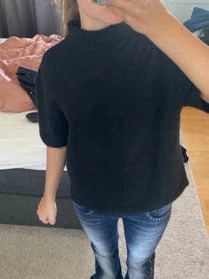Svart tröja med polo - Säljer denna tröja då den inte kommer till användning, den är helt oanvänd. Kontakta för fler bilder.