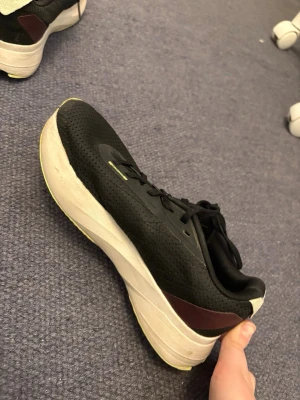 Nike svart sneaker med tjock sula - Säljer ett par svarta adidas sneakers perfekta för löpning överallt men även som vardagsskor.