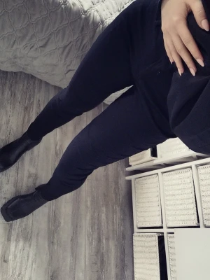 Svarta höga leggings - Säljer ett par svarta leggings med hög midja och tight passform. De är stretchiga och sitter snyggt längs benen. Perfekta att matcha med sneakers eller boots för en clean look.