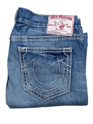 True Religion jeans - True Religion jeans Bobby Big QT W38 [Ytterbenslängd 113cm] [Innerbenslängd 87cm] [Midja 50cm] [Benöppning 25cm] 