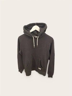 !Solid Hoodie / Luvtröja (Mörkgrå) – Stl S - Säljer en mörkgrå hoodie från märket !Solid. En bekväm och stilren vardagströja med vit dragsko och klassisk magficka.  Specifikationer:  Märke: !Solid  Typ: Hoodie / Luvtröja  Storlek: S  Färg: Mörkgrå  Skick: Fint begagnat skick. Hel och ren. Mitt hem är djur och rökfritt.  Finns i Bromma. Snabb och smidig affär prioriteras.