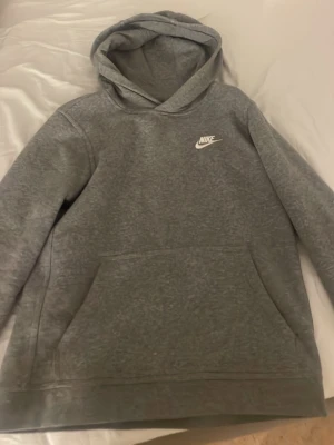 Nike hoodie  - Säljer en grå Nike hoodie. Använd ett fåtal gånger.
