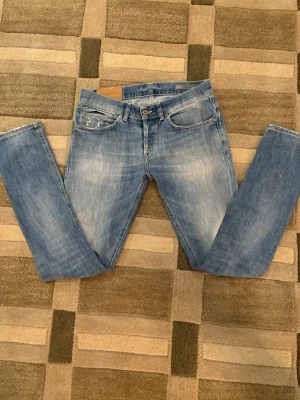 Dondup george - Säljer ett par dondup george skinny fit till ett bra pris. Med små slitningar som design på bak och framsida. Nypris: 2500kr skriv för frågor eller andra funderingar!