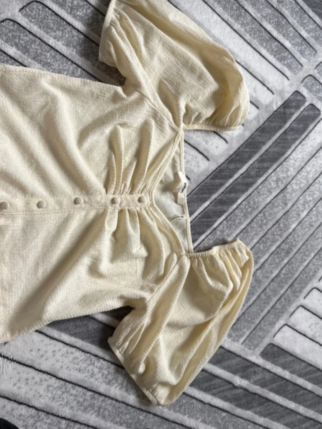 Ljusgul topp med puffärm och knappar - 1