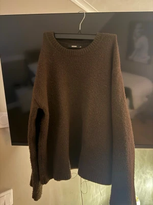 Mörkbrun stickad tröja BikBok - Mysig mörkbrun stickad tröja från BikBok med rund halsringning och långa ärmar. Storlek Xs men sitter mer som S