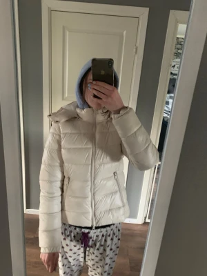 Lager 157 jacka XS - Från lager 157, anvönd 1 gång då jag inte gillade hur den satt på mig, storlek XS💕 pris går att diskutera!