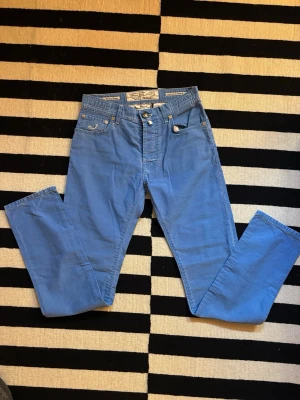 Jacob Cohën Style 610 - Säljer nu dessa sjukt sommriga Jacob Cohën Jeansen, STYLE 610. Dessa jeans är perfekta till sommaren och våren med den ljusblåa färgen. Skickat är 9/10 och nypriset är runt 5-6 tusen!!
