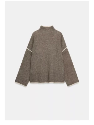 Brun stickad tröja med vida ärmar - Säljer en brun stickad tröja med hög hals och vida ärmar. Tröjan har diskreta vita detaljer vid ärmsluten och överarmarna. Perfekt för dig som gillar en avslappnad och trendig look. Materialet ser ut att vara mjukt och bekvämt. Nyskick endast använd 1 gång