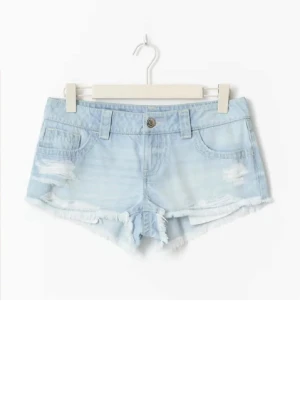 Lågmidjade ljusblåa jeansshorts med detaljer på fickorna från Gina tricot  - Säljer ett par lågmidjade ljusblåa jeansshorts från Gina tricot med g-rise liknande detaljer på fickorna där back. Aldrig använda och är i fint skick. Väldigt populära och även slutsålda på ginas hemsida❤️❤️❤️❤️