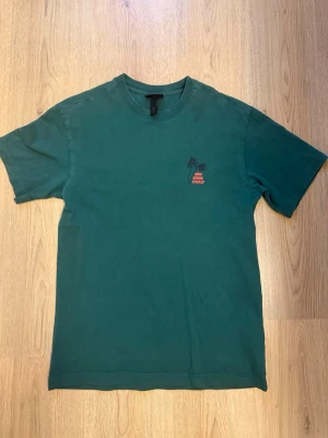 H&M t-shirt - Inga märken eller hål, har inte använt den mycket. Storlek XS men passar även S och lite M om man gillar det tajt. Kan även köpas på vinted.