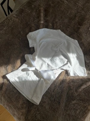 Vit topp med knyt i midjan - Superrr fin!! Helt oanvänd passar Xs-S