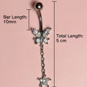 ✨ NY! Högkvalitativ navelpiercing med hänge (Kirurgiskt stål 316L)  - ✨ NYTT oanvänt smycke i kirurgiskt stål! 🌸 Hållbart & Rostfritt: Slitstarkt 316L-stål som inte oxiderar eller rostar av fukt. 🌸 Säkert: Industristandard, skonsamt för läkta piercingar.  🛍️ 30 % BUNDLE-RABATT! Köp fler artiklar från min shop och få 30 % på allt! ✨ 📦 Frakt: Endast spårbart via Plick SafePay för vår trygghet.